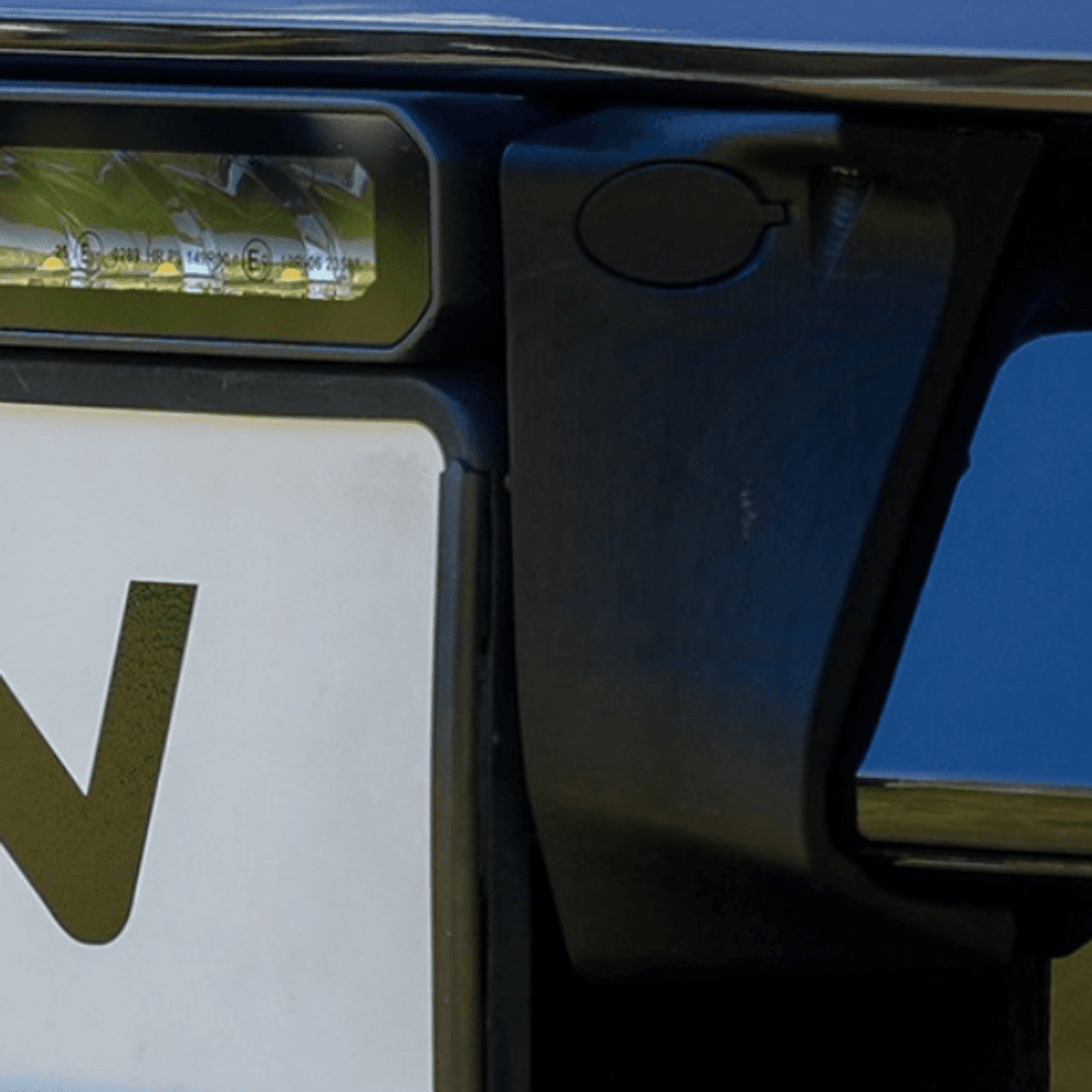 Lumen grille bracket Volvo EX90