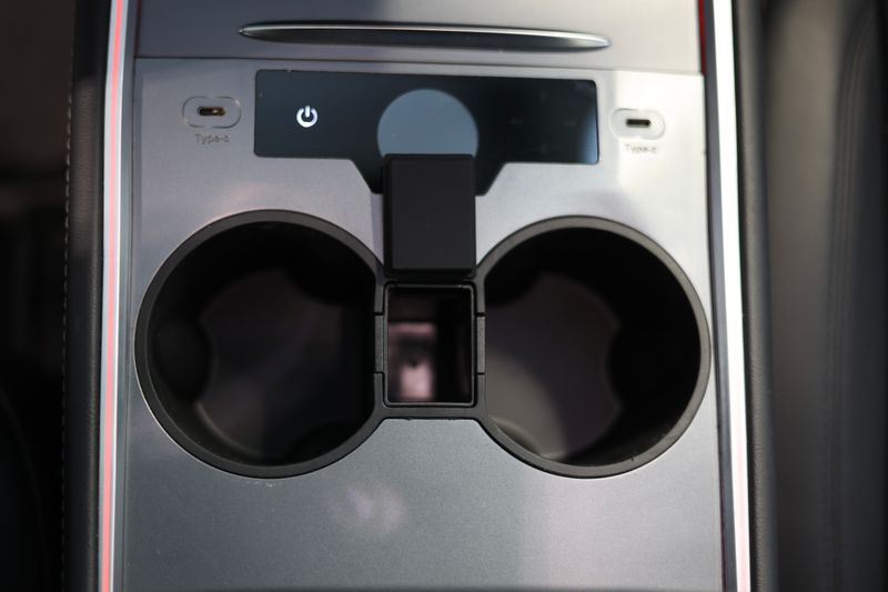 Koppholder med hemmelig rom til Tesla Model 3 / Y - svart (2021-23)